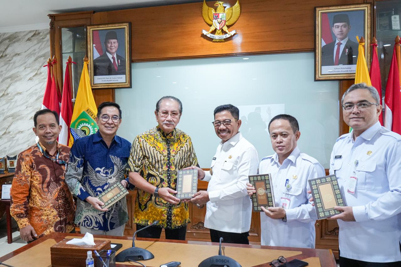 Dukung Pemenuhan Kebutuhan Alquran di Indonesia, PT IKPP Tangerang Wakaf Alquran Bersama Wali Kota Tangerang