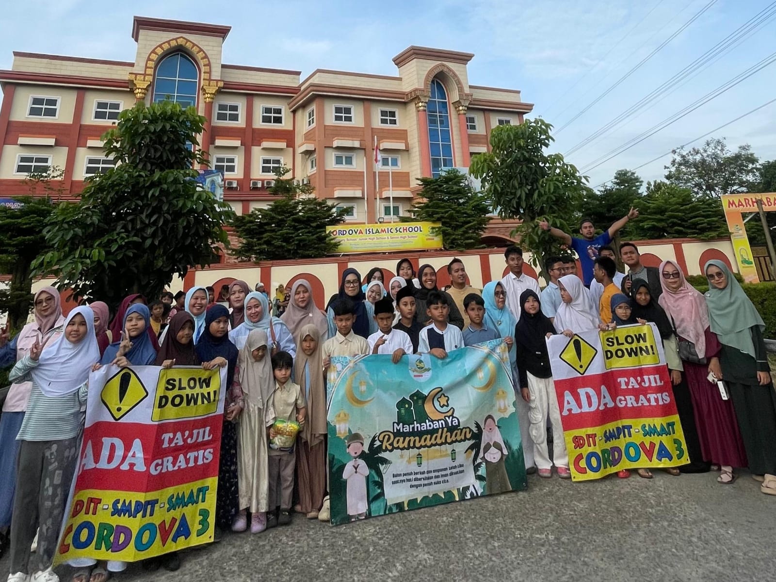 Siswa-Siswi SIT Cordova 3 Pasarkemis Bagikan Takjil ke Pengendara Jalan Raya Cadas Kukun