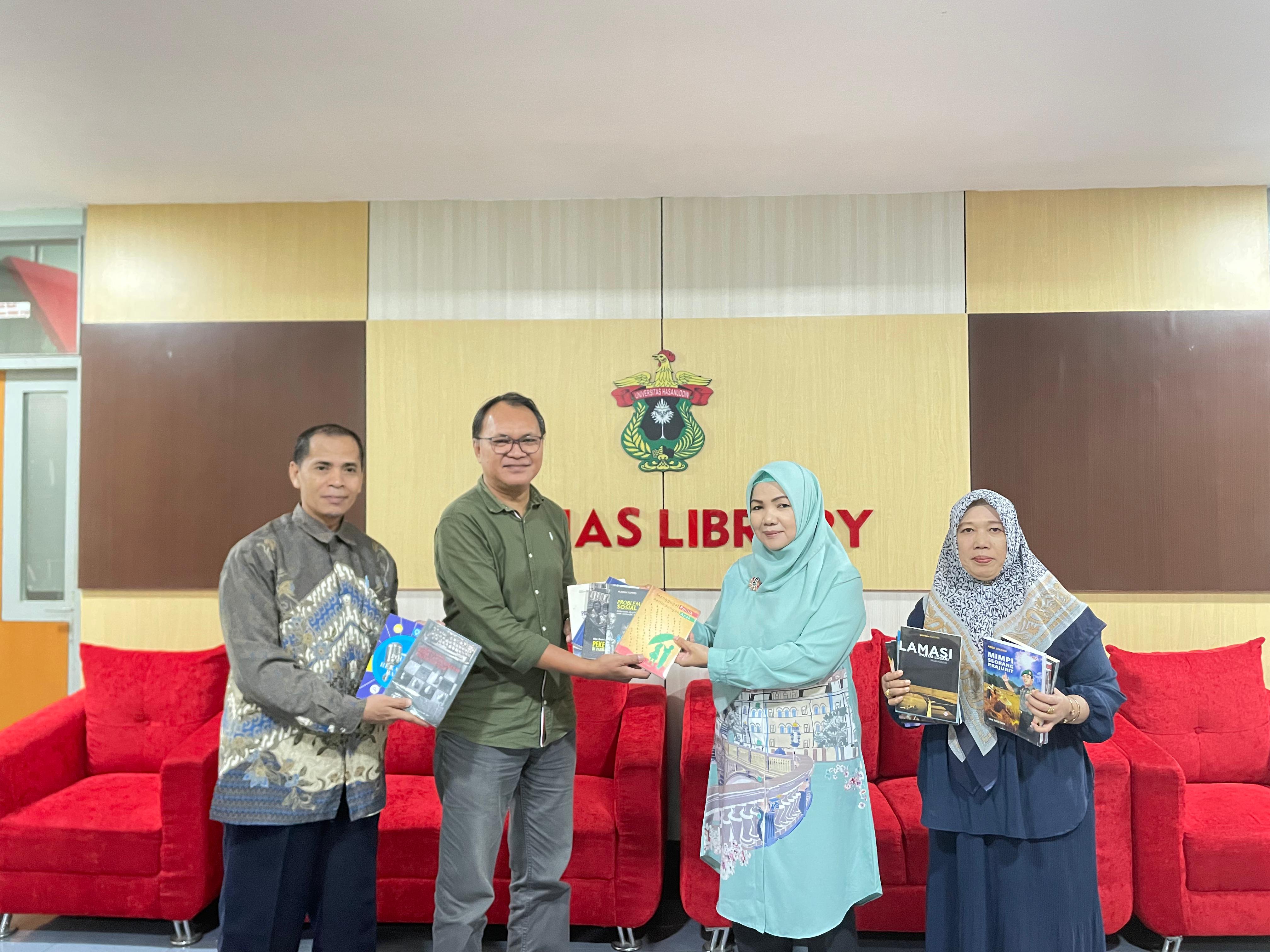 Hibah Buku dari Alumni untuk Almamater Unhas