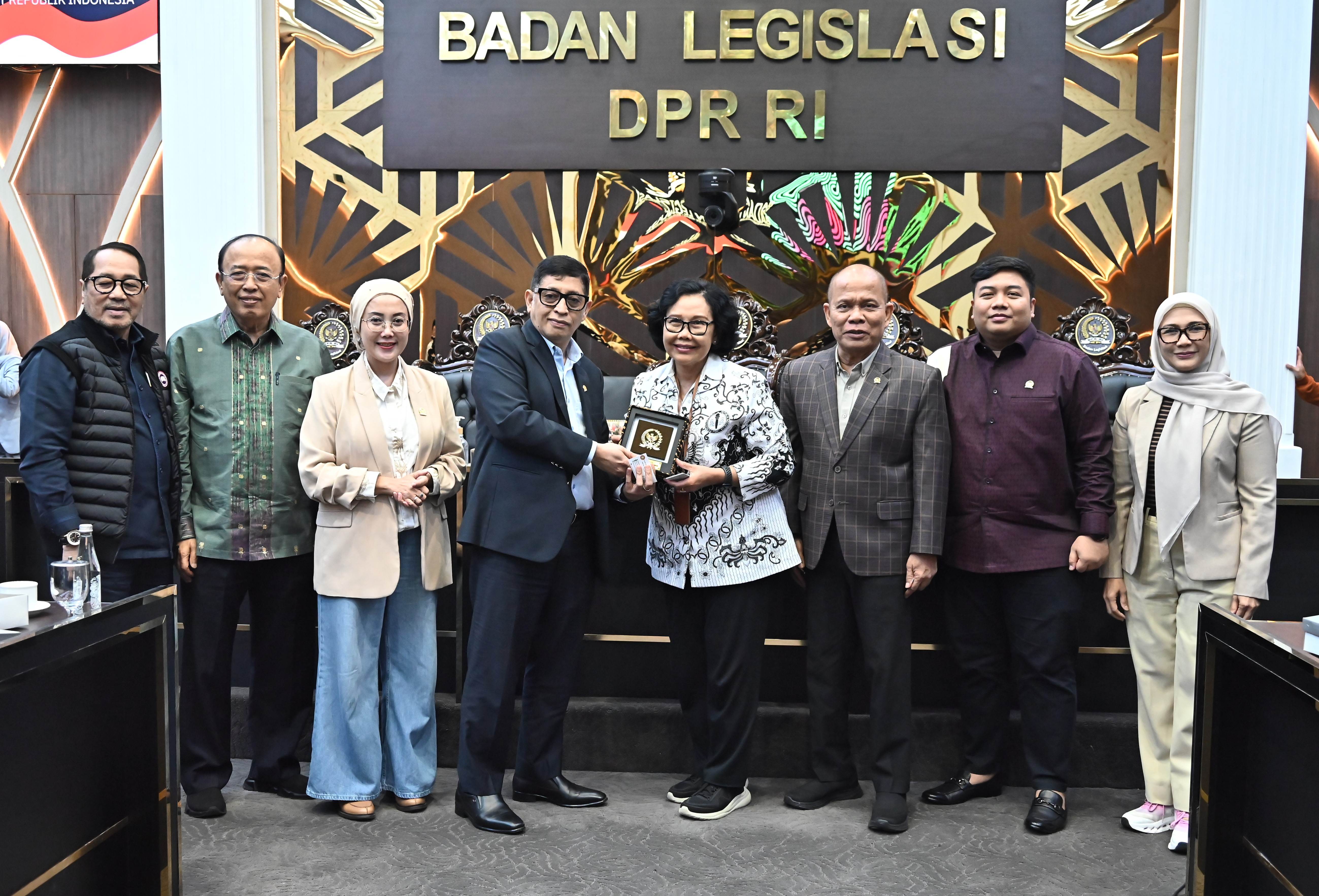 Baleg DPR: Perlindungan Guru Harus Diperkuat Lewat Peran PGRI?