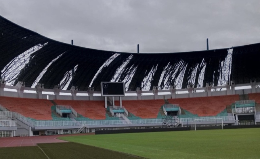 Hujan Badai Sebabkan Atap Stadion Pakansari Rusak