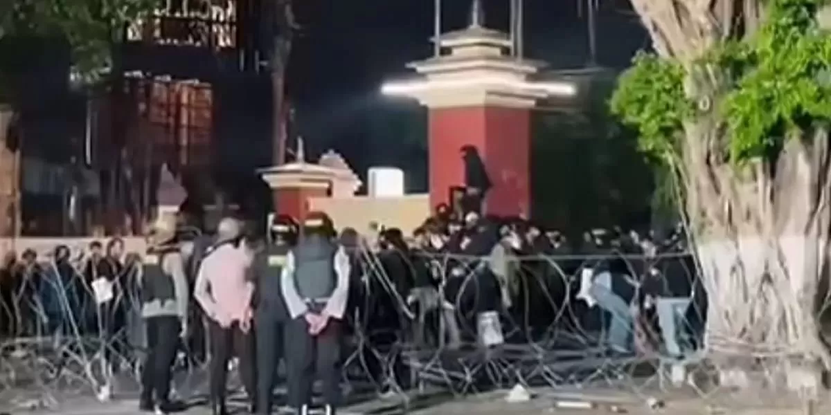 Massa Aksi Padati Mapolda DIY Suarakan Aspirasi