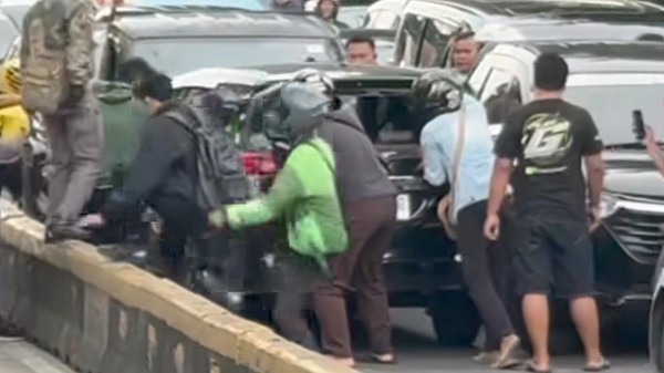 Mobil Lawan Arah di Pasar Baru Nekat Tabrak Sejumlah Kendaraan