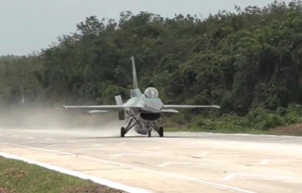 Pertama Kali, Pesawat Tempur F-16 dan Super Tocano Mendarat di Tol Trans Sumatera