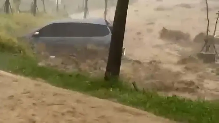 Banjir Menerjang Kawasan Perumahan Cijayanti Bogor