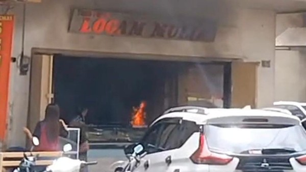 Seorang Ibu Nekat Curi dan Bakar Toko Emas di Makassar