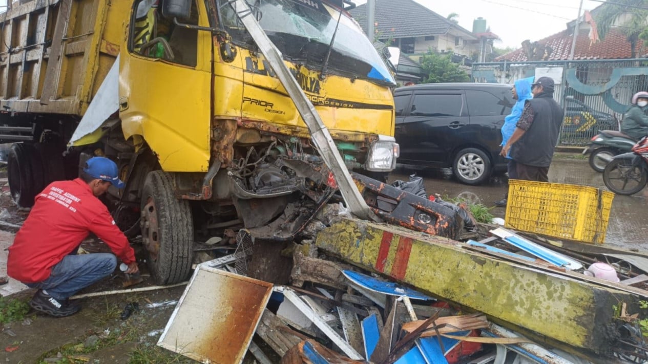 Sebuah Truk Tabrak Warung dan Gerobak Bubur di Neglasari