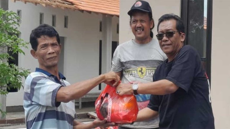 Sekretaris DPC PDIP Blitar Supriadi Bagikan 400 Bingkisan Lebaran untuk Warga Srengat