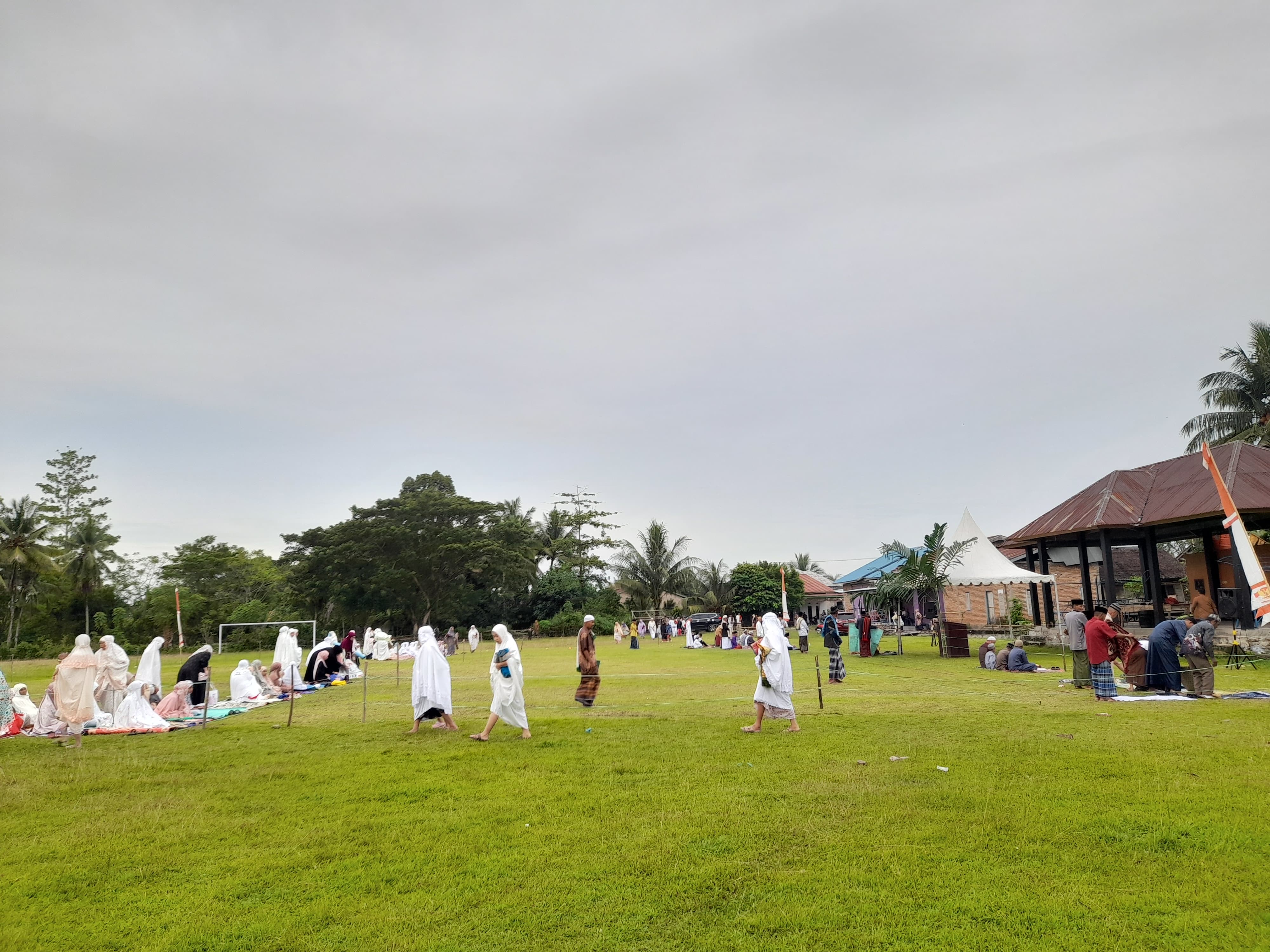 Pagi yang Mengembalikan Kita, Warga Pandak Masamba Laksanakan Salat Idul Fitri 1447 H di Lapangan Desa