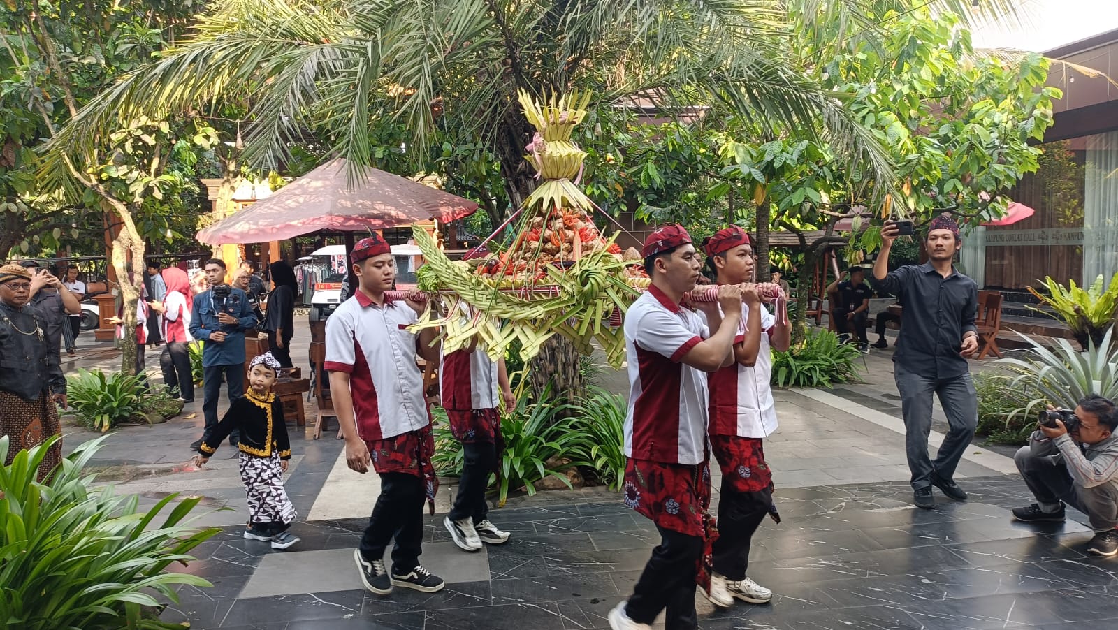 Kirap Tumpeng Ketupat di Kampung Cokelat Manivestasi Kebhinekaan Budaya