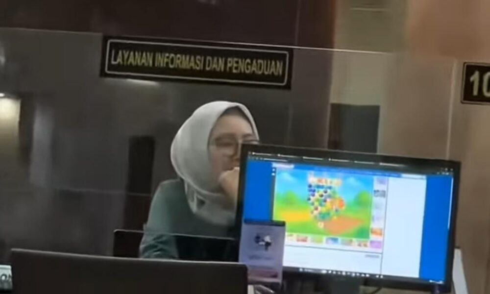 Viral! Petugas PTSP PN Jakpus Diduga Sibuk Main Game