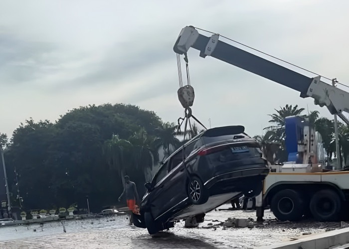 Sebuah Mobil BYD M6 Nyemplung ke Kolam Bundaran HI
