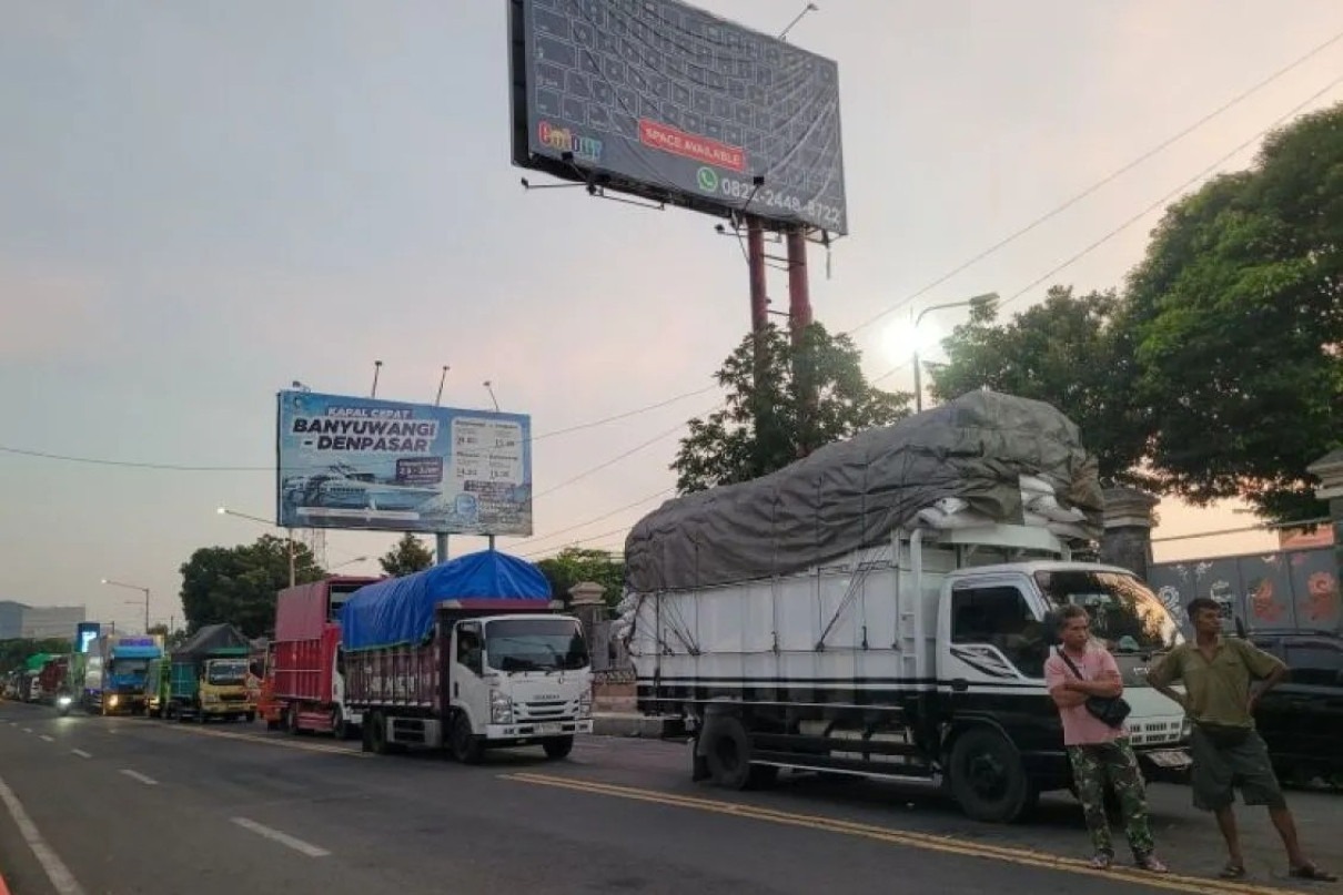 Ratusan Truk Tertahan di Pelabuhan Ketapang