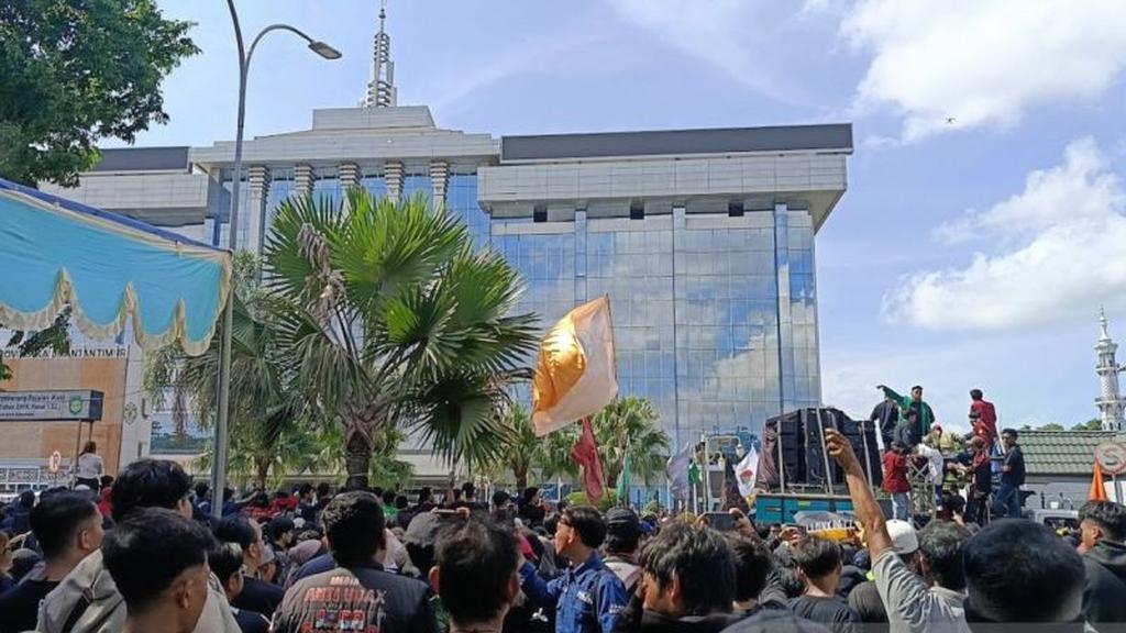Demo Kaltim, Massa Kecewa Tak Ditemui Ketua Dewan dan Gubenur