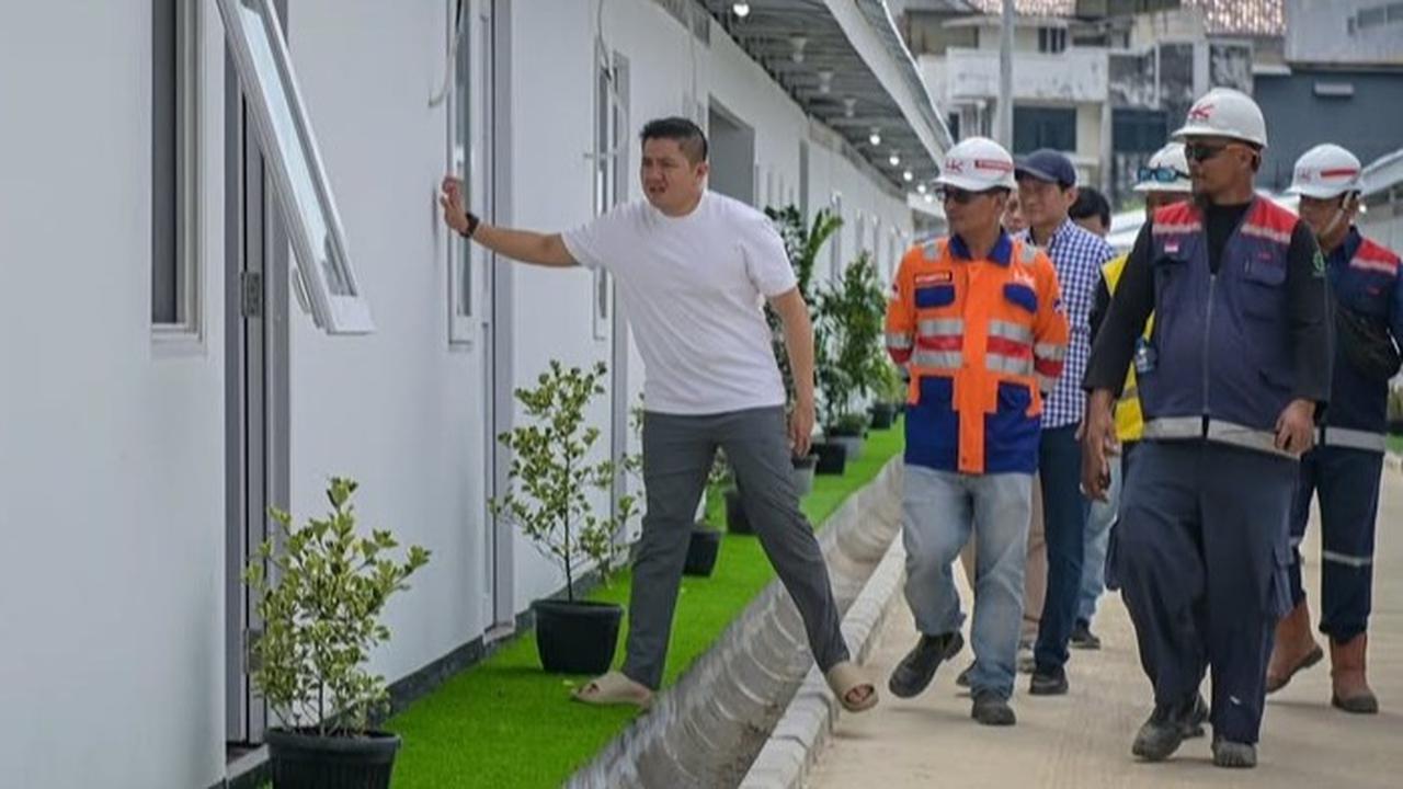 Seskab Teddy Cek Langsung Progres Pembangunan Hunian Warga Dekat Rel