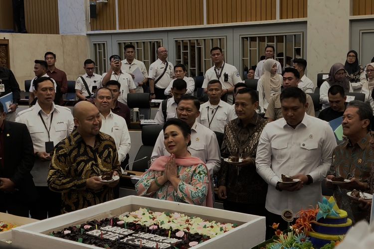 Didit Beri Surprise Ultah ke Titiek Soeharto
