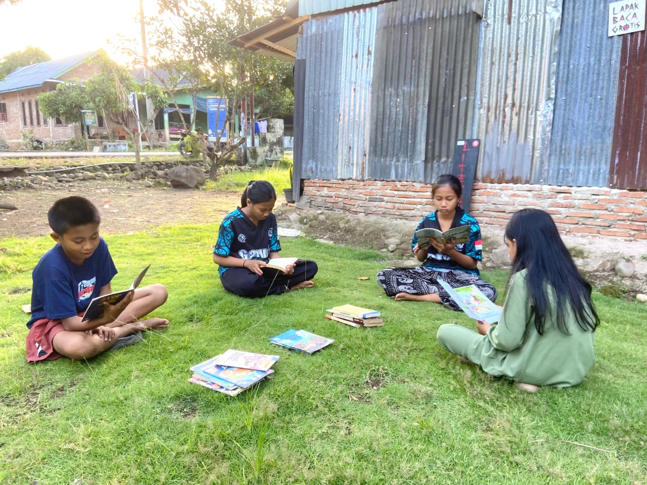 Ketika Buku yang Mencari Pembaca: Lingkar Kecil yang Menolak Sepi di Rumah Buku SaESA