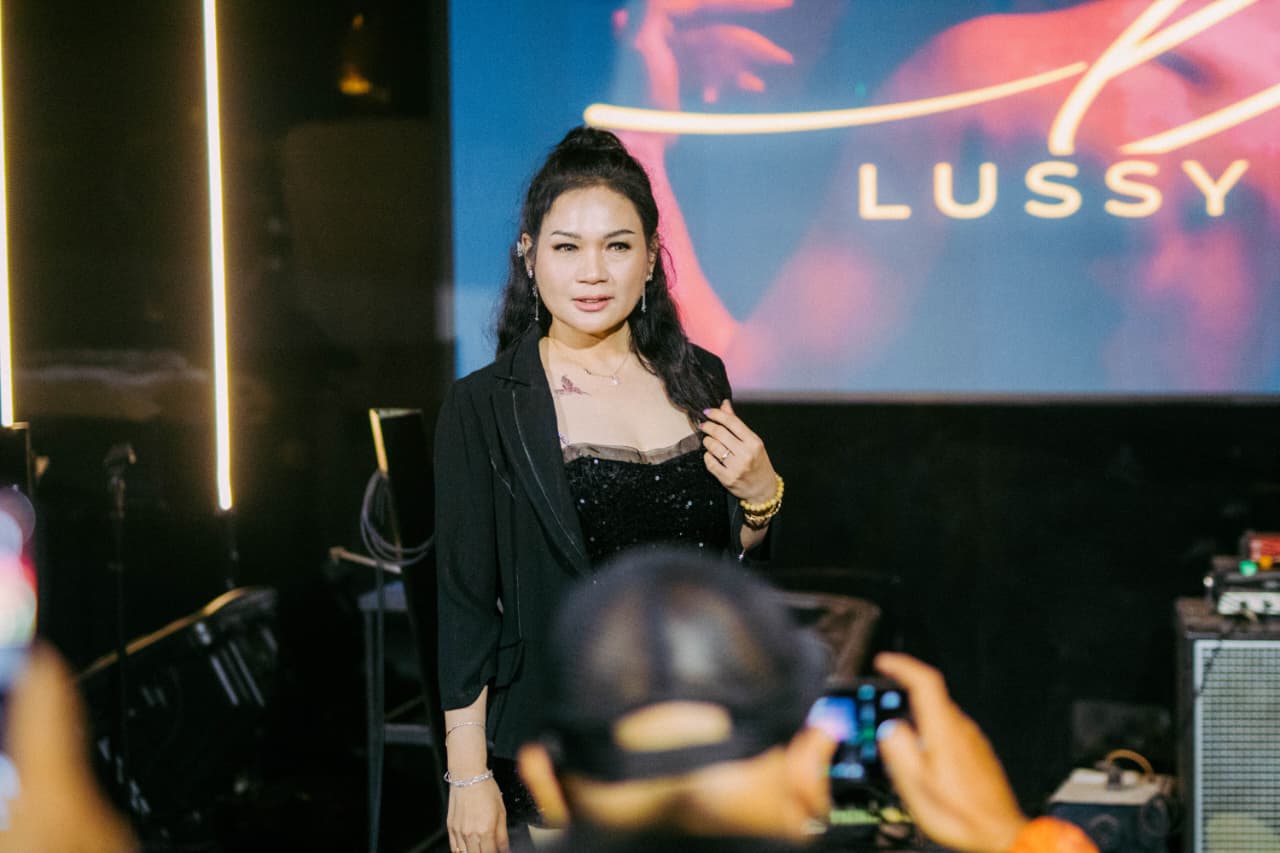 Dari Perjalanan Hidup ke Panggung Hiburan: Lussy Renata Kini Dipanggil “Queen"