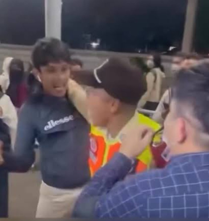 Viral! Dua Pria Terlibat Ricuh di Gerbong KRL