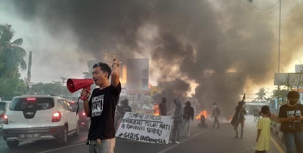 Demo di Makassar Berujung Ricuh