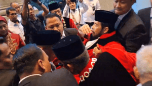 Anwar Usman Jatuh Pingsan saat Jalani Wisuda Purnabakti