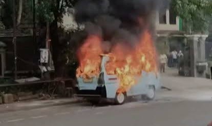 Diduga Masalah Perselisihan, Sebuah Angkot di Tanah Abang Terbakar