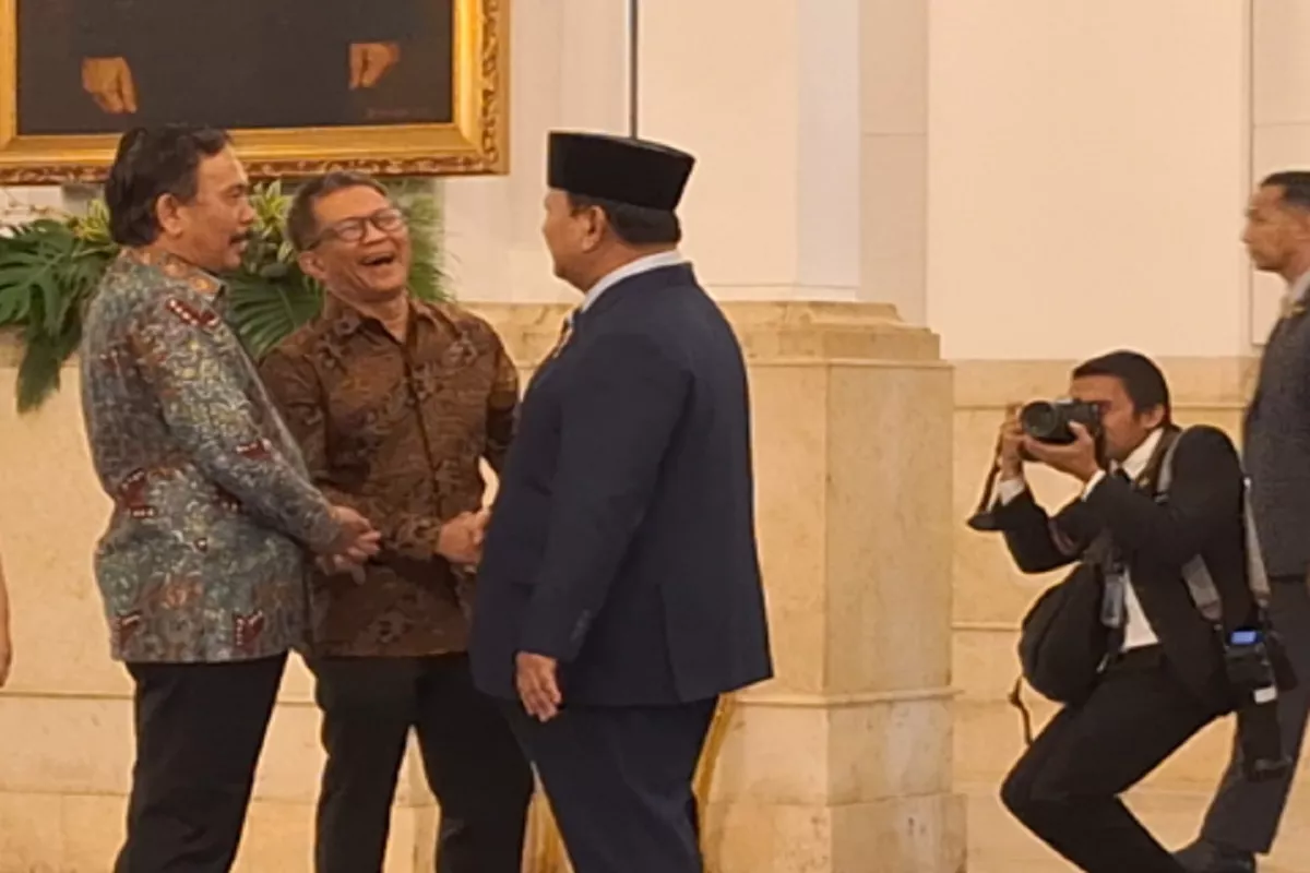 Rocky Gerung Dampingi Jumhur Hidayat yang Dilantik sebagai Menteri Lingkungan Hidup