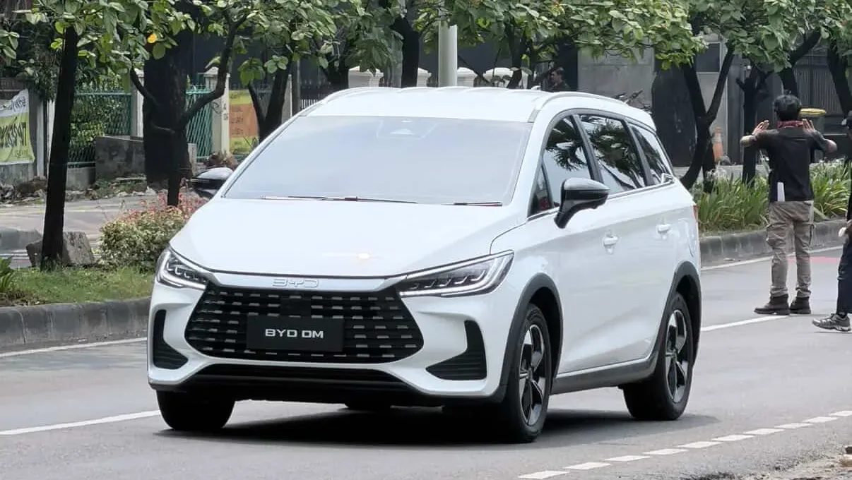 Siap-Siap! BYD M6 PHEV Bakal Masuk Indonesia "Harga 100 Jutaan"