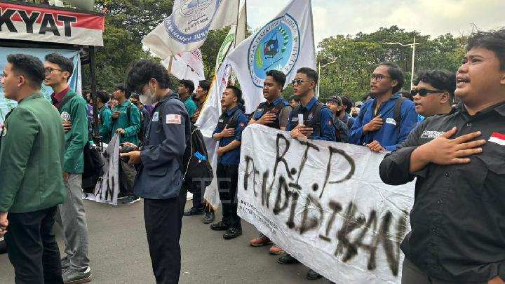 Aksi Demonstrasi Hardiknas 2026 Berusaha Masuk Depan Istana