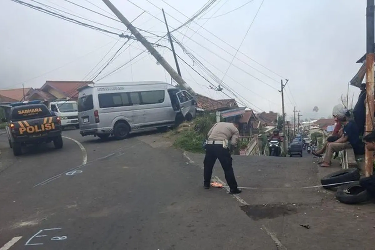 Rem Blong, Mobil Hiace Wisatawan Asal Singapura Alami Kecelakaan di Bromo
