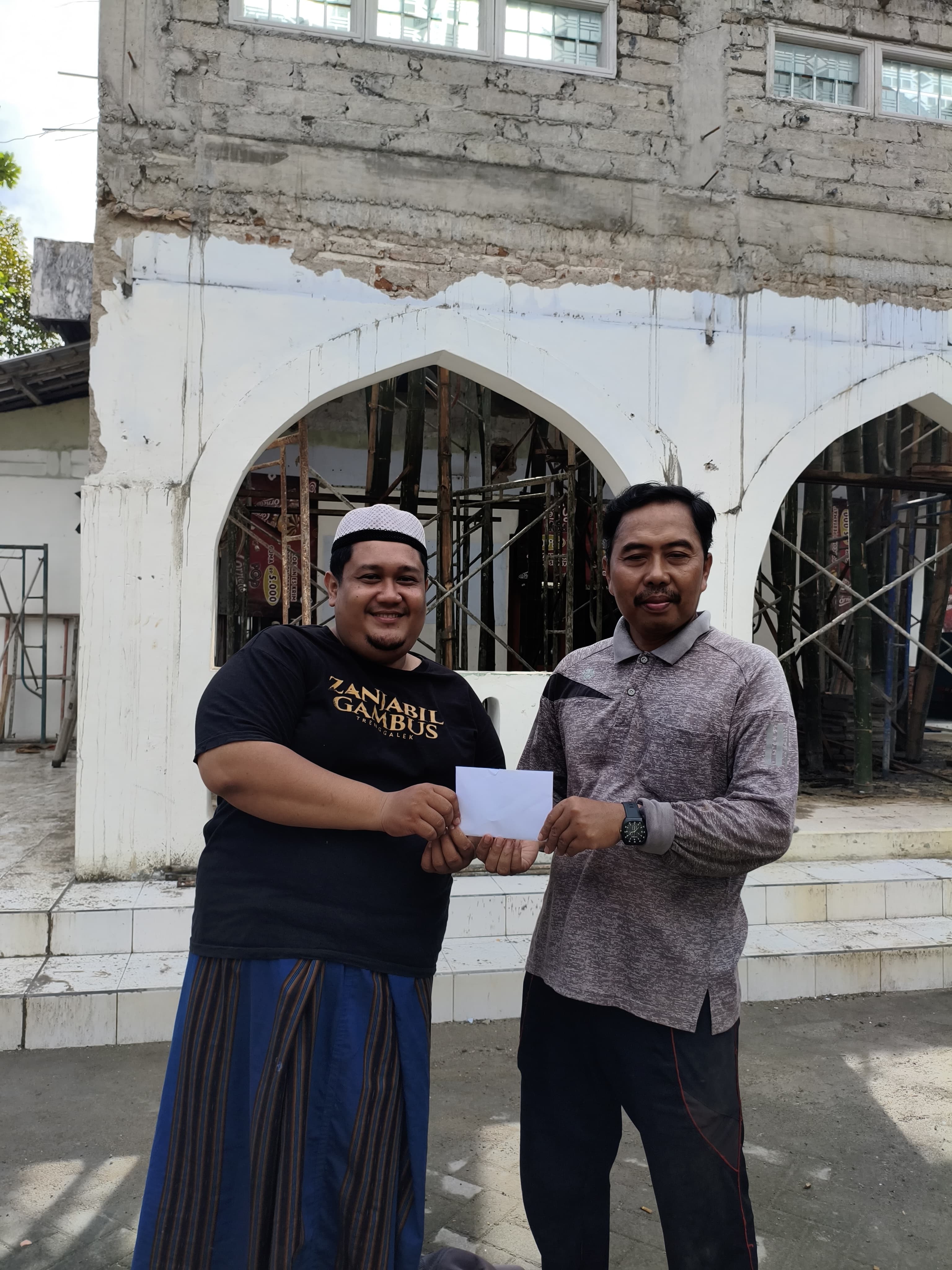 Amanah dari Pusat, Bolone Mase Trenggalek Bantu Renovasi Serambi Masjid Bersejarah