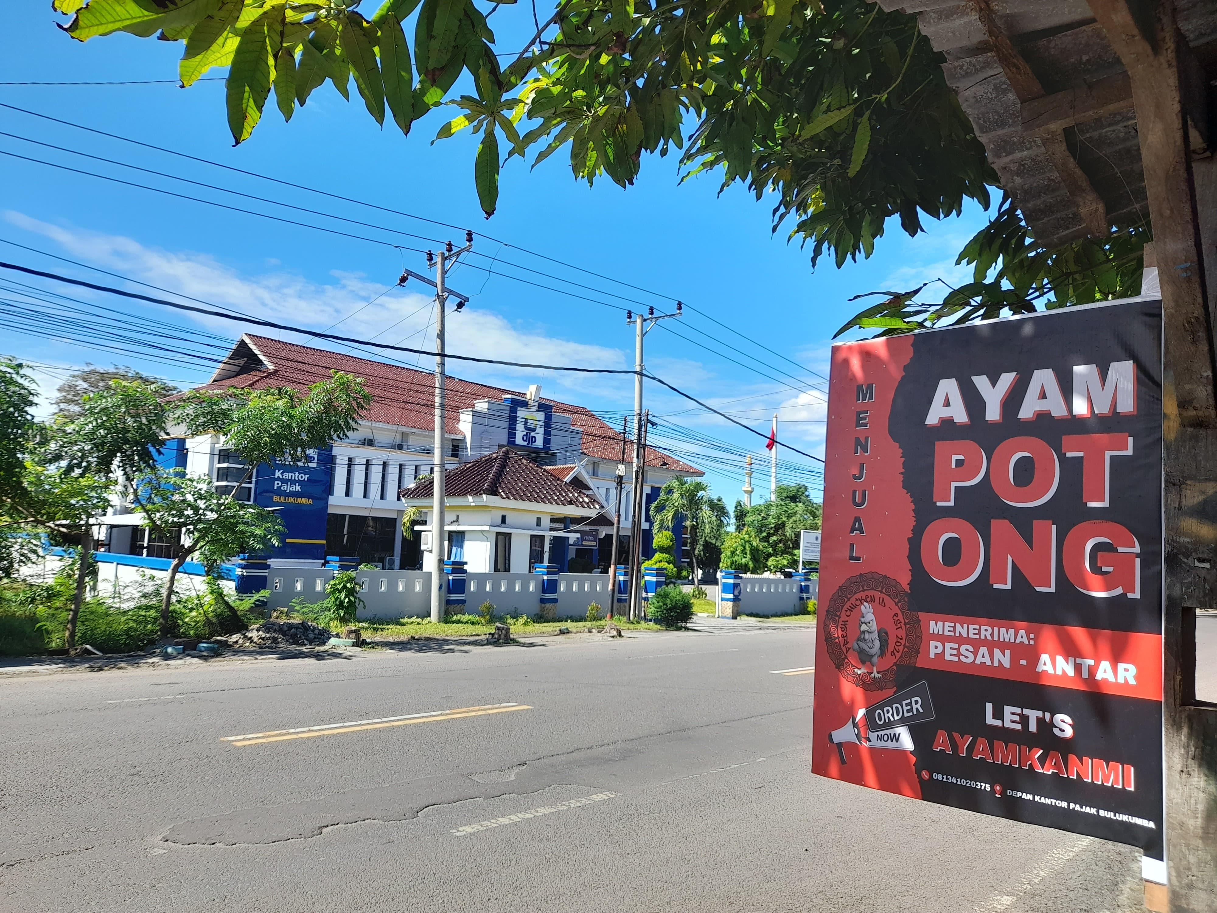 Bukan Sekadar Ayam: Fresh Chicken Menjemput Kebutuhan Warga Bulukumba di Depan Kantor Pajak