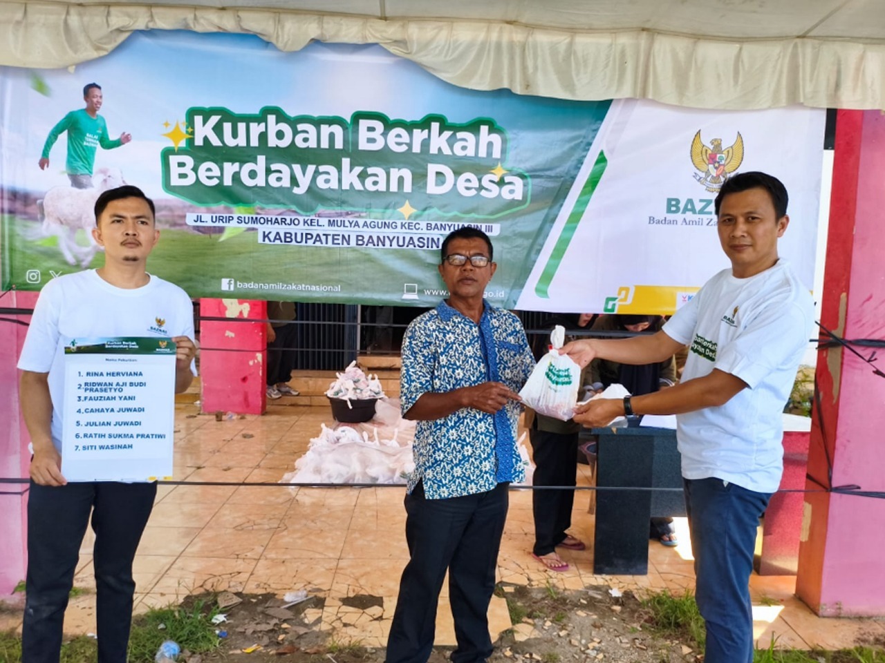 BAZNAS Banyuasin Salurkan Daging Kurban kepada 360 Penerima Manfaat melalui Program Kurban Berkah Berdayakan Desa