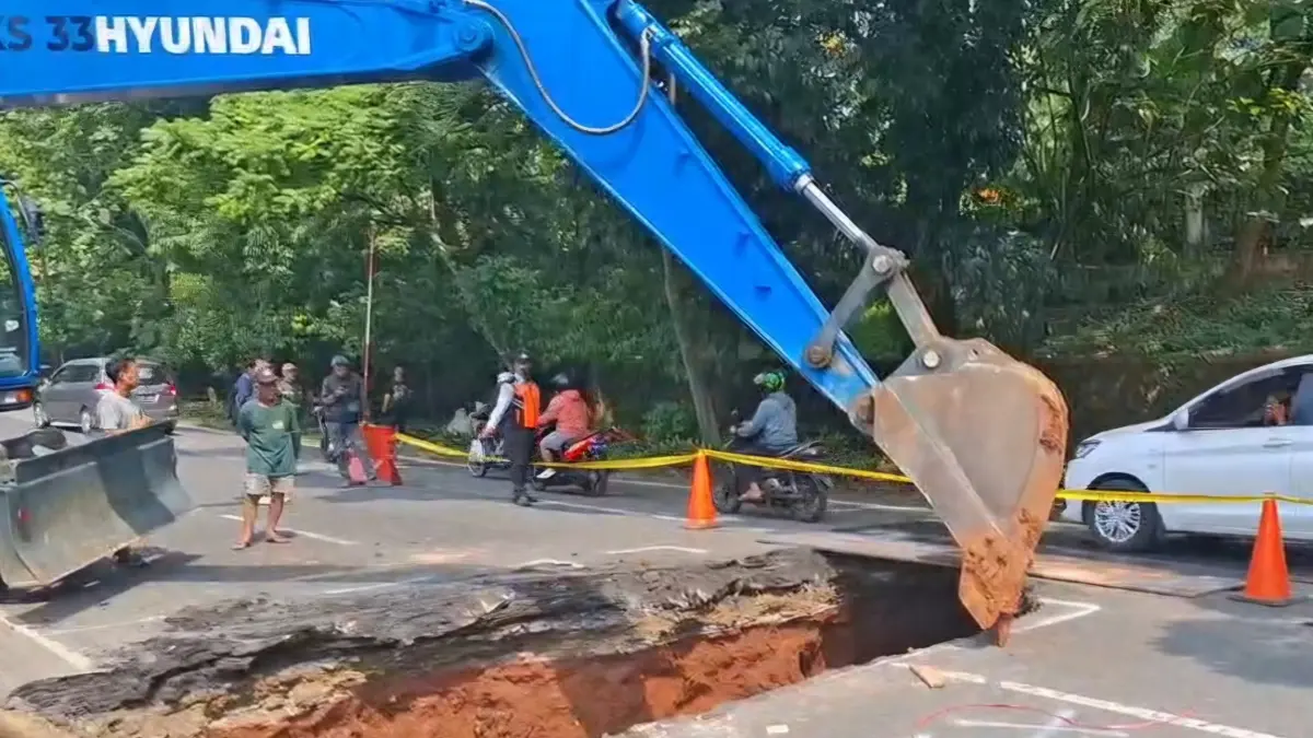 Lubang Menganga Lebar di Jalan Raya Lenteng Agung