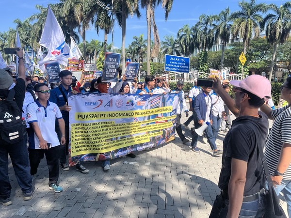 Buruh Demo di PIK Tuntut Upah Lembur