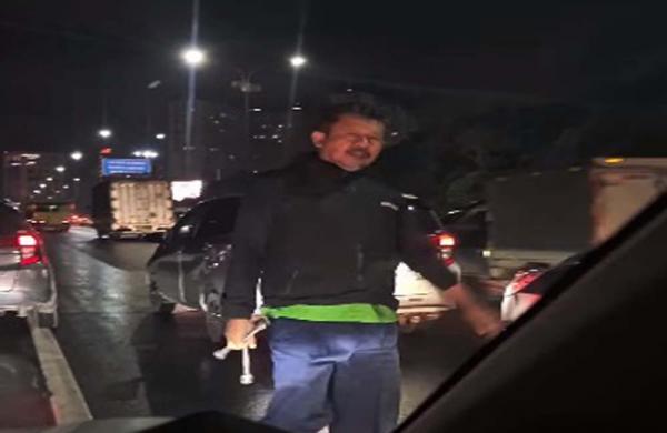 Pengemudi Taksi Online Ngamuk dan Rusak Mobil di Tol JORR