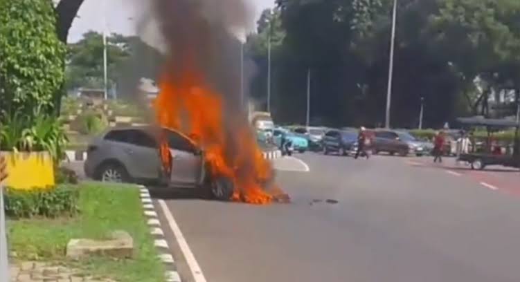 Mobil SUV Terbakar saat Test Drive