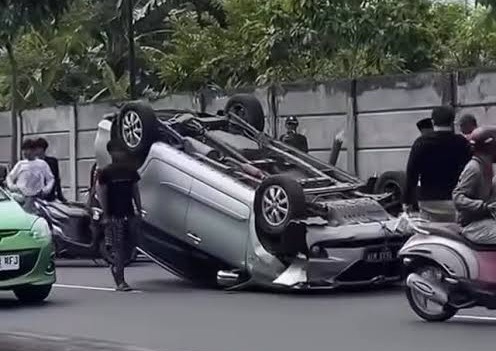 Mobil Terbalik di Kawasan Graha Raya Bintaro