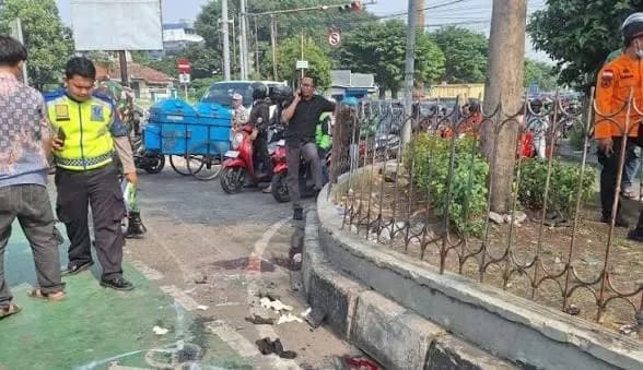 Diduga Rem Blong, Sebuah Truk Terlibat Kecelakaan di Kota Bekasi