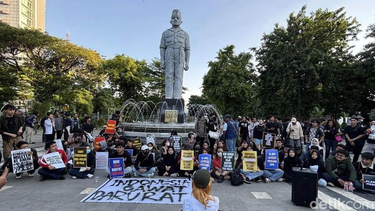 Aksi Demonstrasi Besar-Besaran Berlangsung di Grahadi