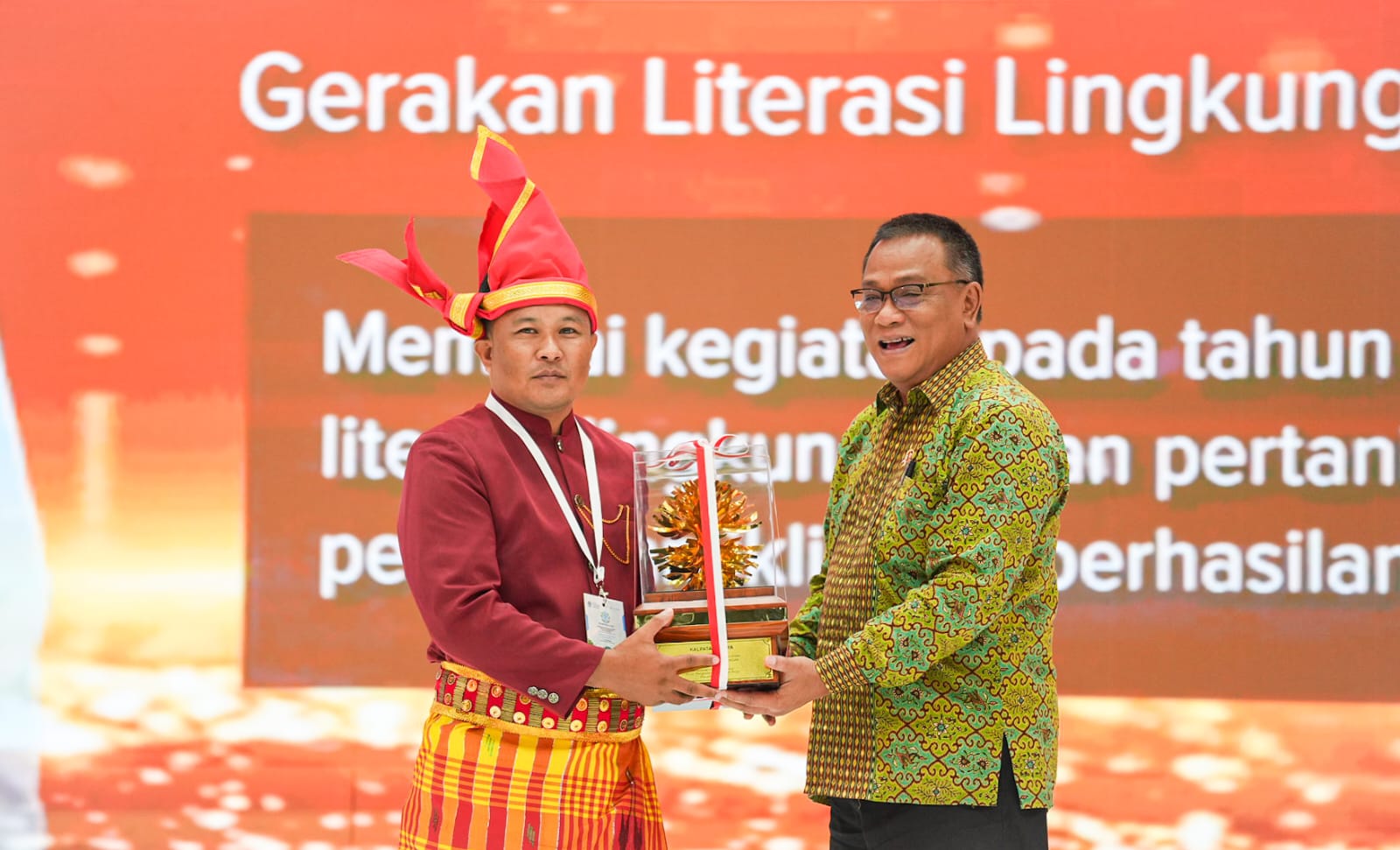 Dr. Jamal Putra Kanreapia Terima Kalpataru 2026