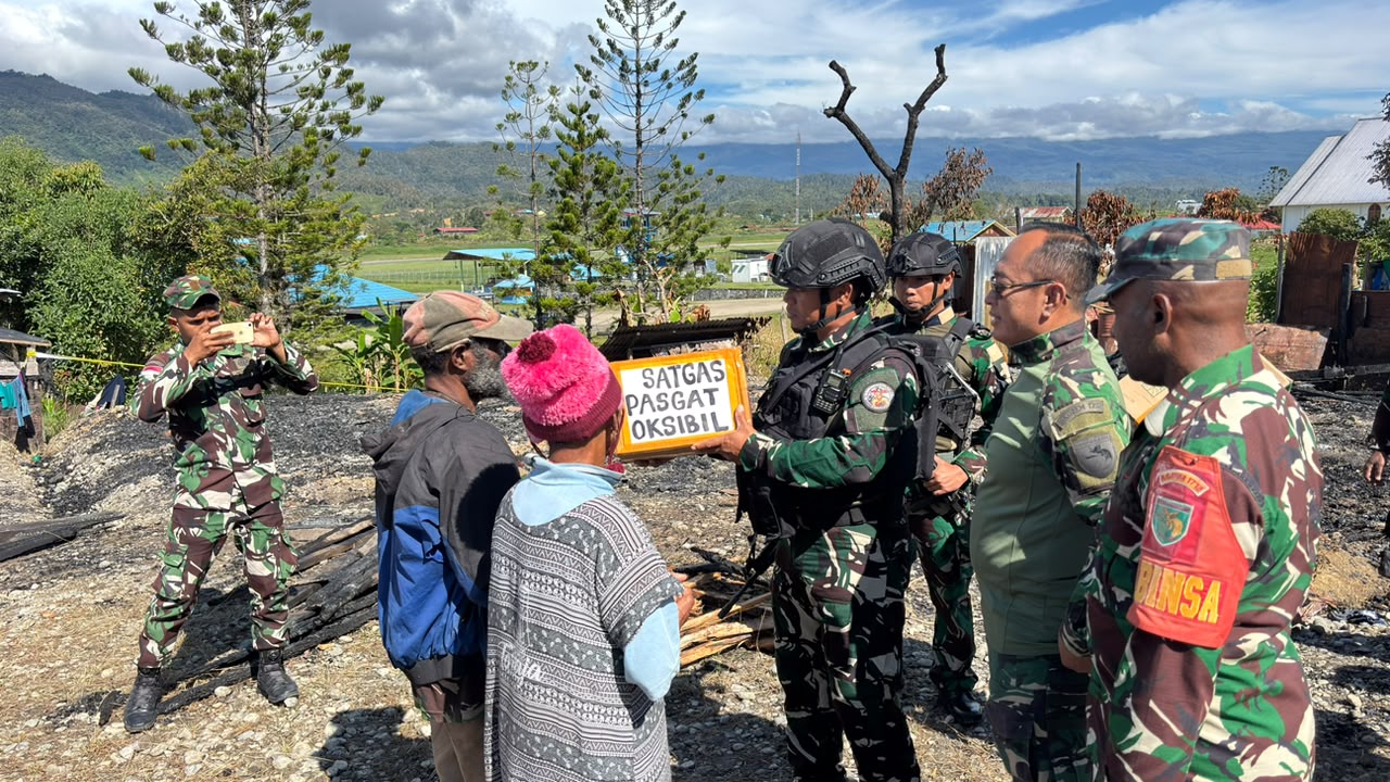 Satgas Pasgat TNI AU Ulurkan Bantuan Untuk Warga Oksibil