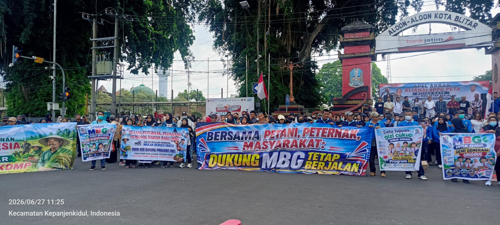 Simpatisan Aliansi SPPG Peta Blitar Raya Gelar Gelar Aksi Damai Dukung Program MBG Lanjutkan