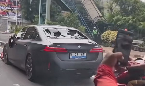 Sebual Mobil Mewah Diamuk Massa Diduga Tabrak Lari