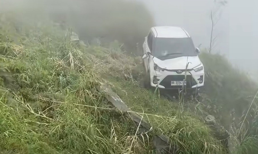 Sebuah Mobil Terperosok saat Memaksa Lewati Jalur Tanjakan Ekstrem Dieng