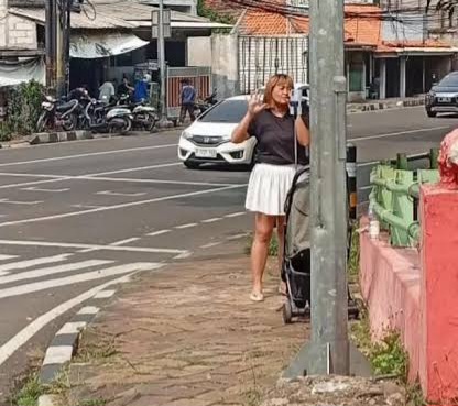 Aksi Pinkan Mambo Ngamen sambal Live Tiktok di Jembatan Tanah Gocap Jadi Sorotan