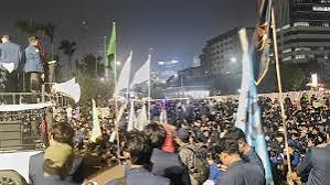 Mahasiswa Trisakti Demo di Depan Gedung DPR