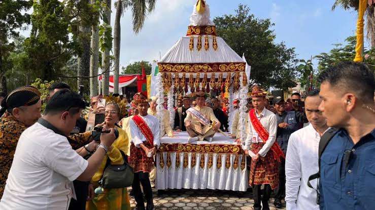 Jokowi Terima Gelar Baginda Pemuka Bangsa saat Safari Politik di Lampung