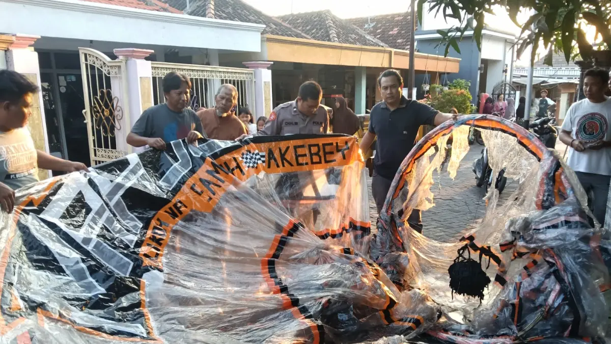 Balon Udara Jatuh di Atap Rumah Warga di Prambangan