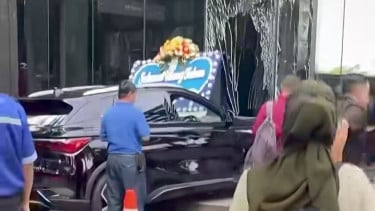 Sebuah Mobil Listrik Tabrak Kaca Gedung di Kawasan Kebayoran Baru
